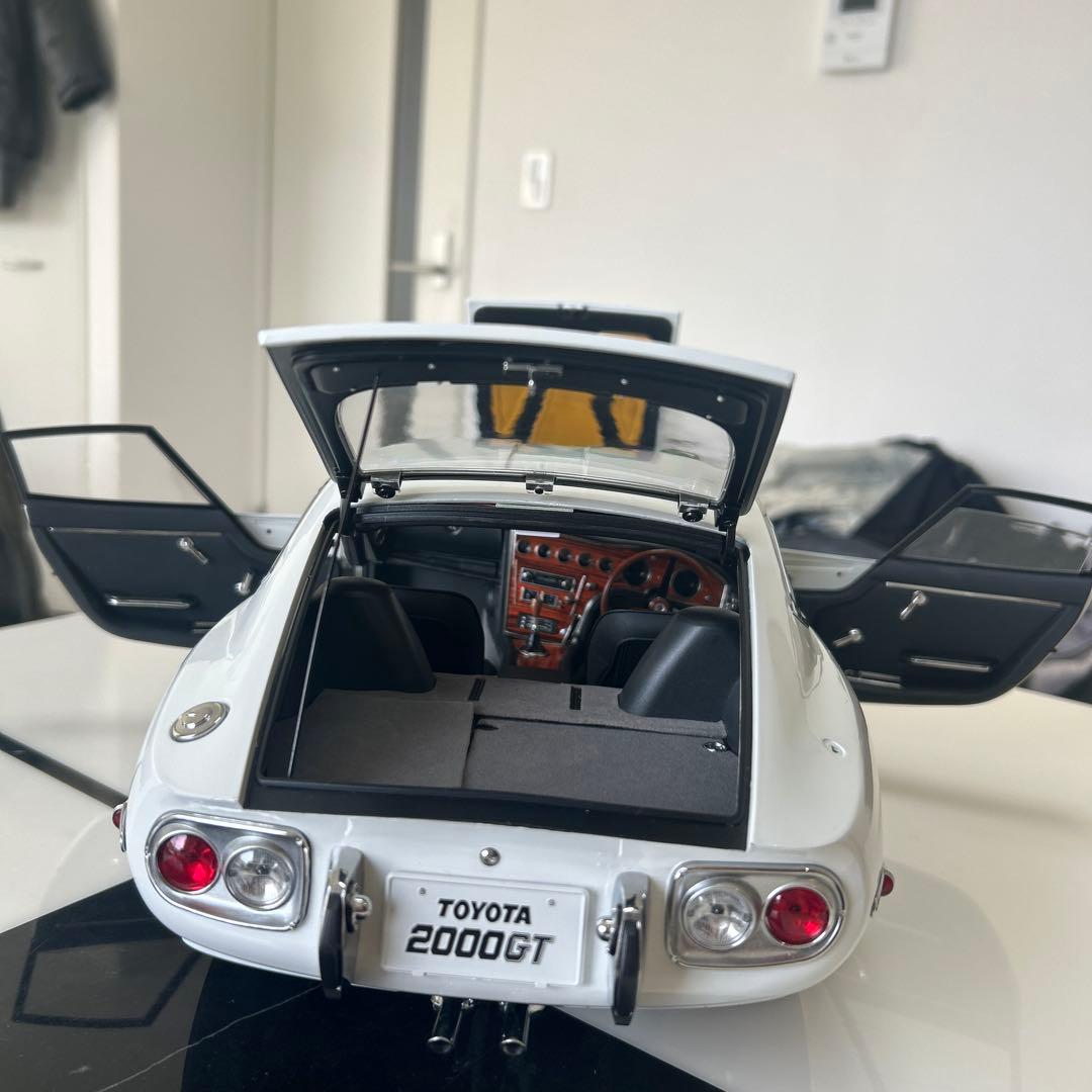 貴重なトヨタ 2000GT 1/8スケール完成版 コレクション価値のあるモデル