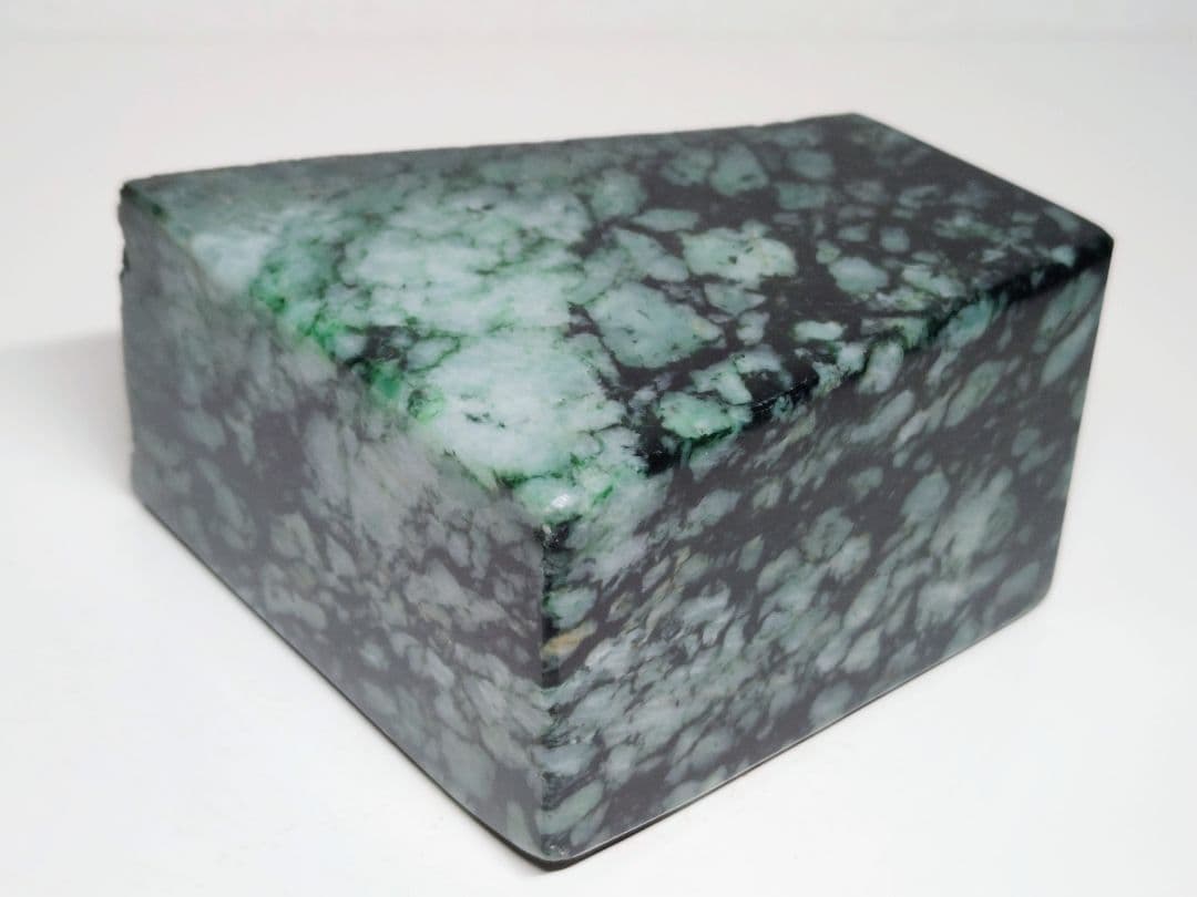 黒白緑 1.7kg 翡翠 ヒスイ 原石 鑑賞石 自然石 誕生石 鉱物 鉱石 水石
