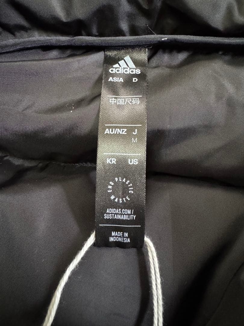 adidas フード付きブラックダウンジャケット