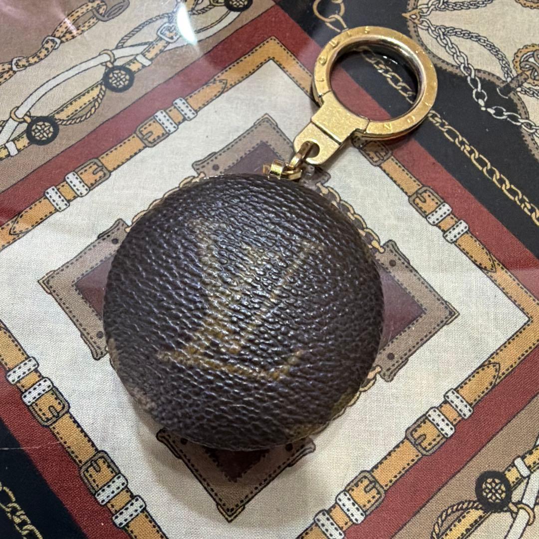 ルイ・ヴィトンブラウンロゴ入り円形キーリング本物