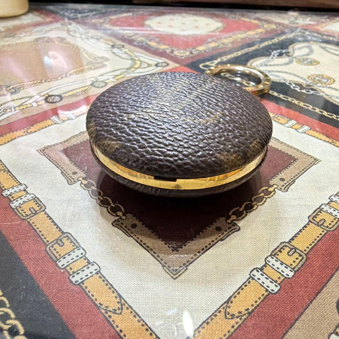 ルイ・ヴィトンブラウンロゴ入り円形キーリング本物