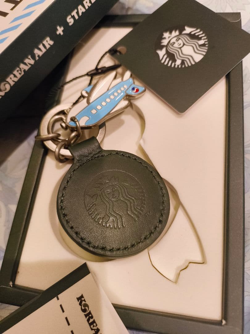 【レア品】大韓航空×スタバ　キーチェーンとスタバケータイマグ