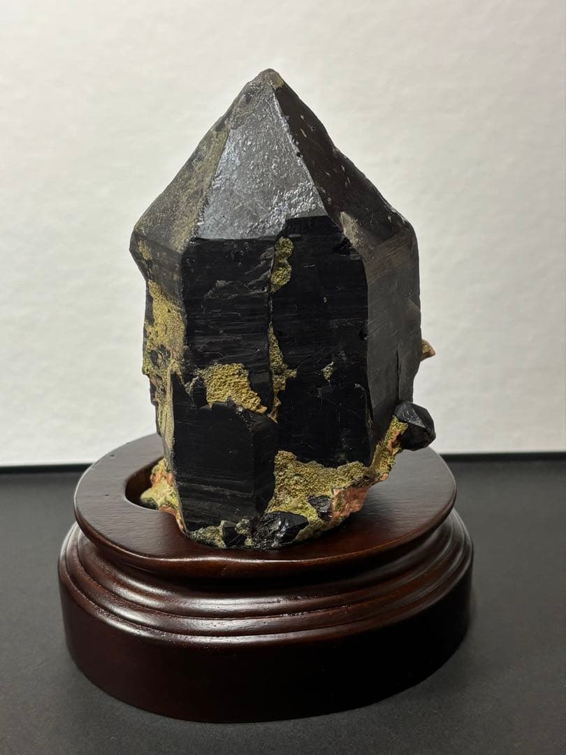 中国山東省産　モリオン　ポイント　557g エピドートあり　台座付　力強さ