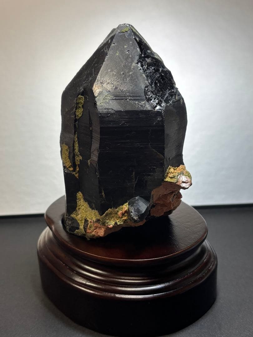 中国山東省産　モリオン　ポイント　557g エピドートあり　台座付　力強さ