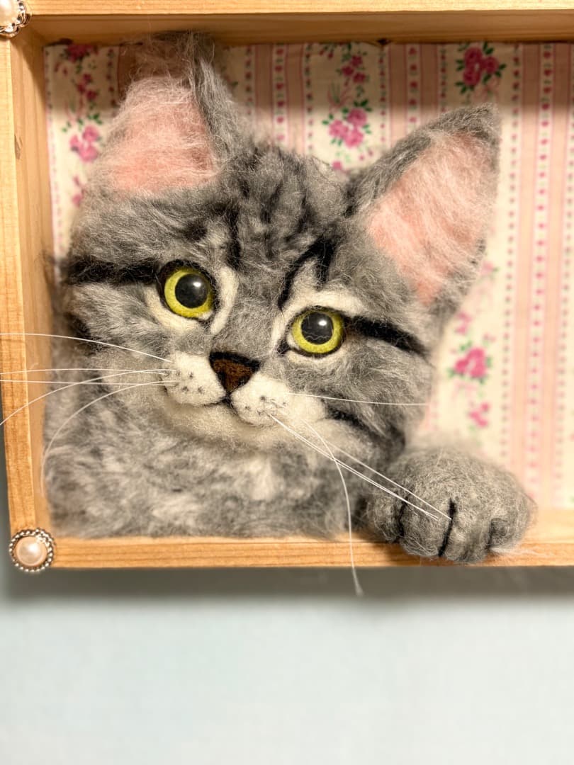 羊毛フェルトサバトラ猫壁掛けオブジェ【ハンドメイド
