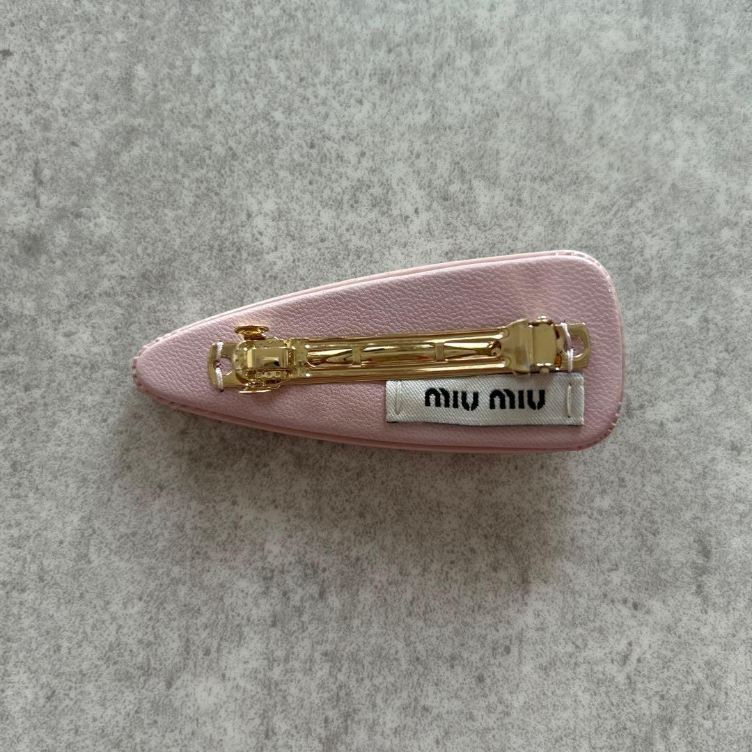miu miu ロゴ入りヘアピン ピンク