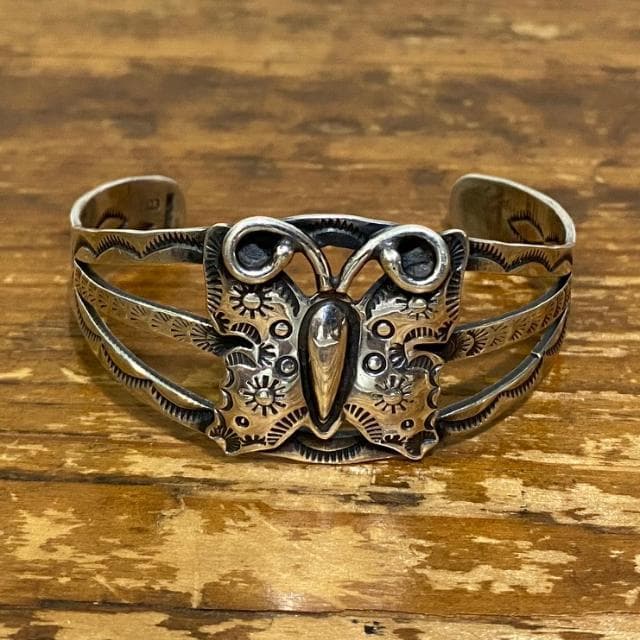 ナバホ族 Vernon Begay バタフライ スタンプワーク シルバーバングル