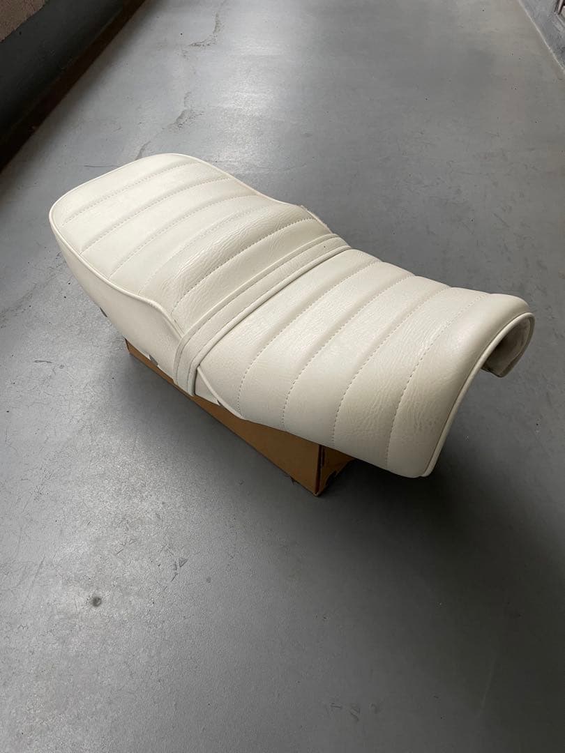 エイプ50.100 タックロールシート　鋲打ち　白