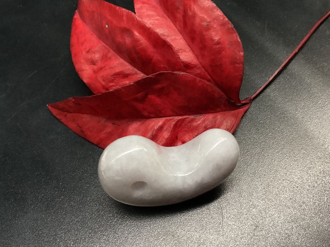 ✳【魔法の石】　翡翠 ラベンダー色 糸魚川翡翠勾玉　鑑別書付き　御守り守護石に‼️