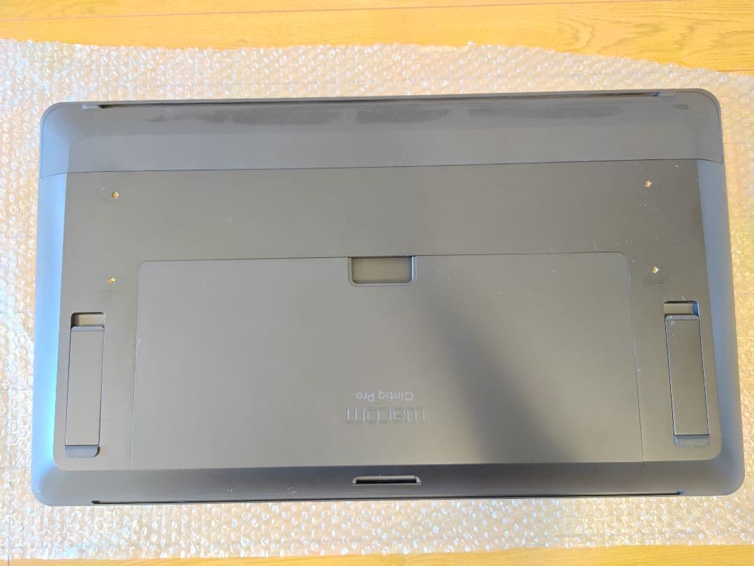 Wacom Cintiq Pro 24 DTH-2420 Flex Arm付き
