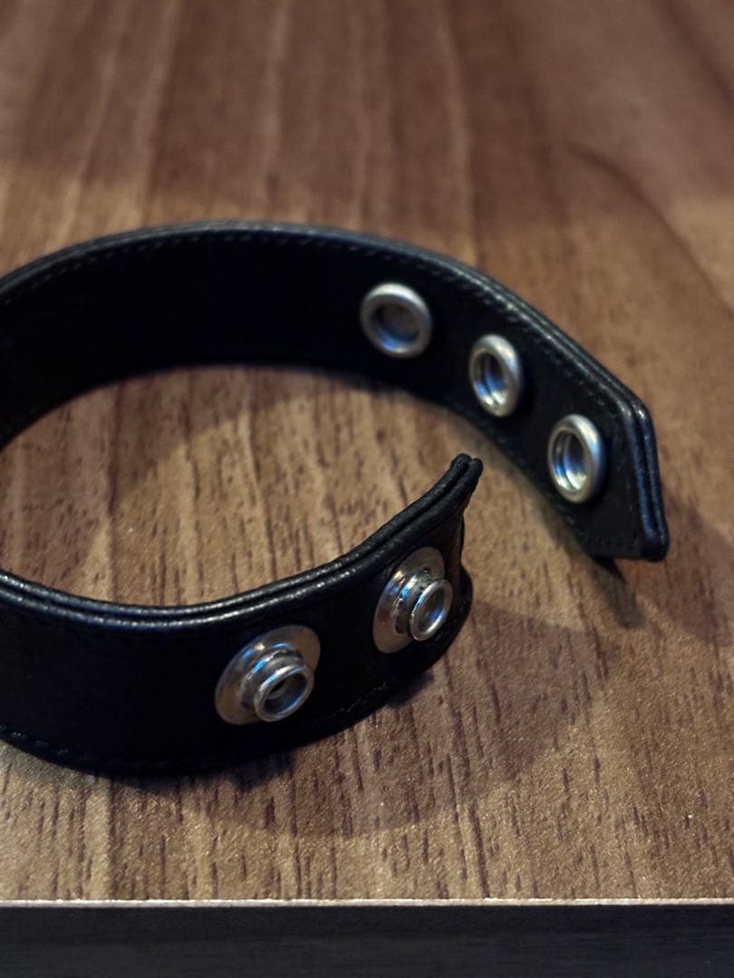 クロムハーツ レザー バングル 3ボタン2スナップ ブレスレット