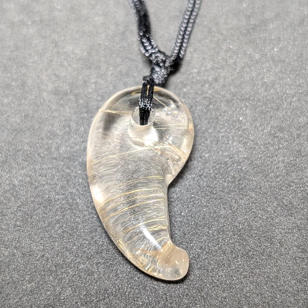 【鋭い金線がカッコイイ】ゴールドルチルクォーツ 勾玉ネックレス 紐付き 透明感◎
