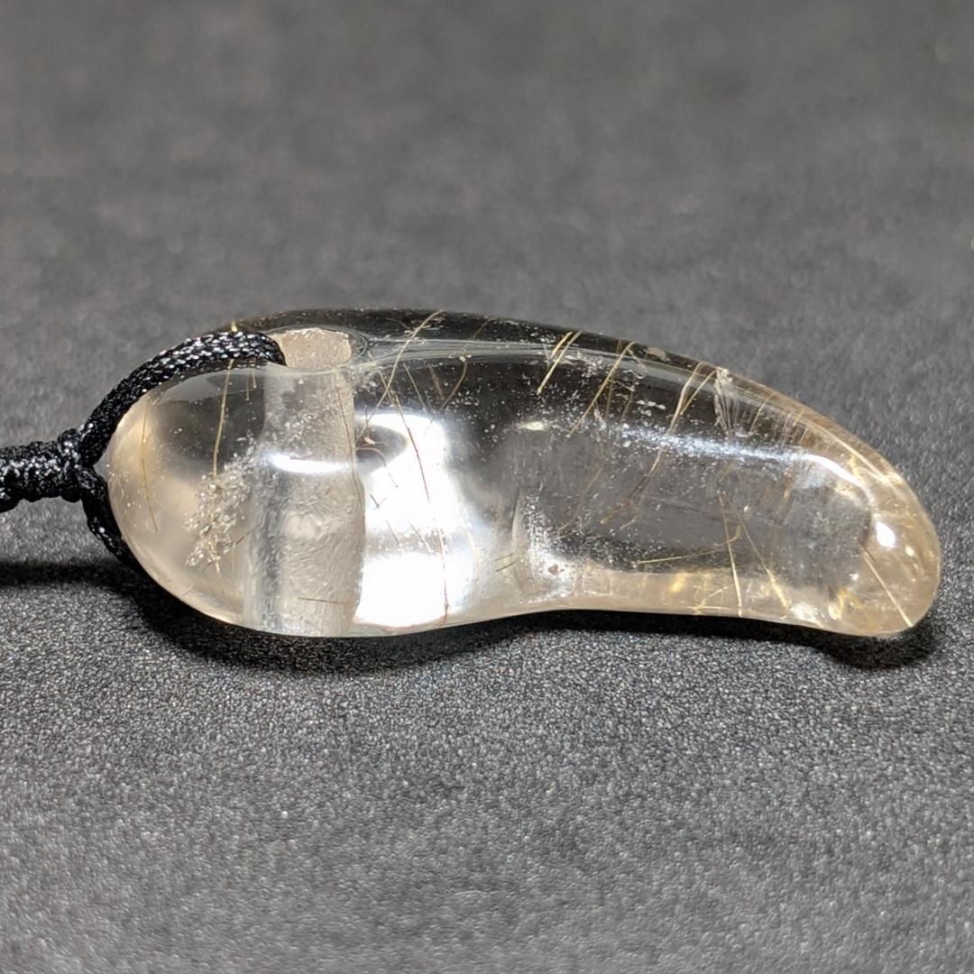 【鋭い金線がカッコイイ】ゴールドルチルクォーツ 勾玉ネックレス 紐付き 透明感◎
