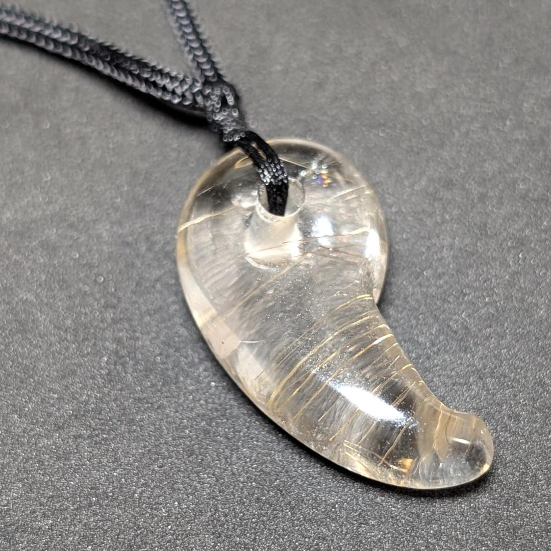 【鋭い金線がカッコイイ】ゴールドルチルクォーツ 勾玉ネックレス 紐付き 透明感◎