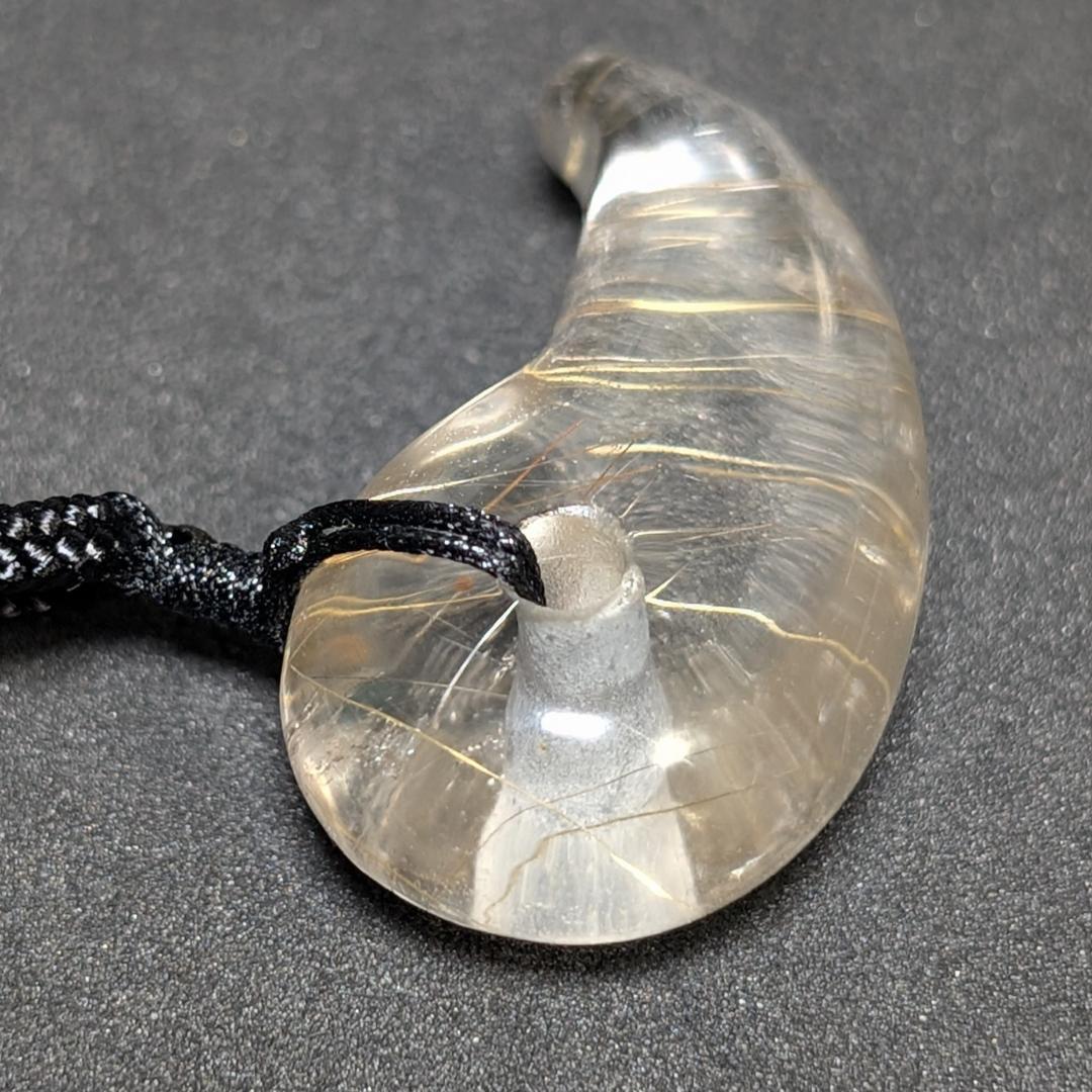 【鋭い金線がカッコイイ】ゴールドルチルクォーツ 勾玉ネックレス 紐付き 透明感◎