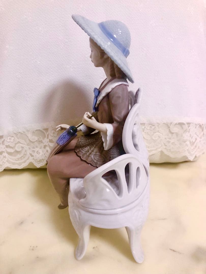 リヤドロ　LLADRO【ベンチに座る女性】WATING IN THA PARK