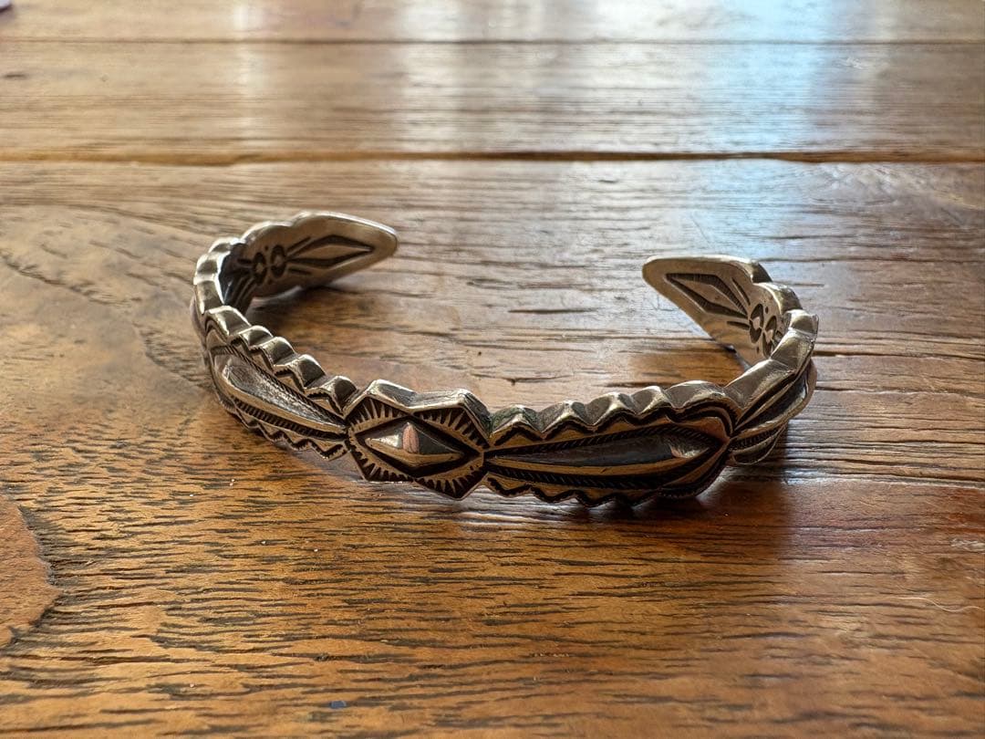 ナバホ族　RAY ADAKAI レイアダカイ　ダブルスタンプバングル