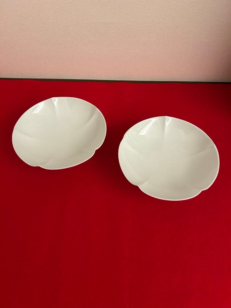 【井上萬二】有田焼　重要無形文化財　人間国宝　白磁花形銘々皿　ニ客