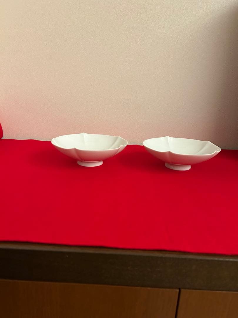 【井上萬二】有田焼　重要無形文化財　人間国宝　白磁花形銘々皿　ニ客