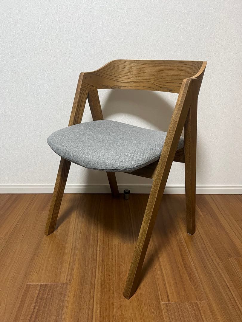 木製フレームのグレー布張り椅子(東京引き取り、搬送可能)