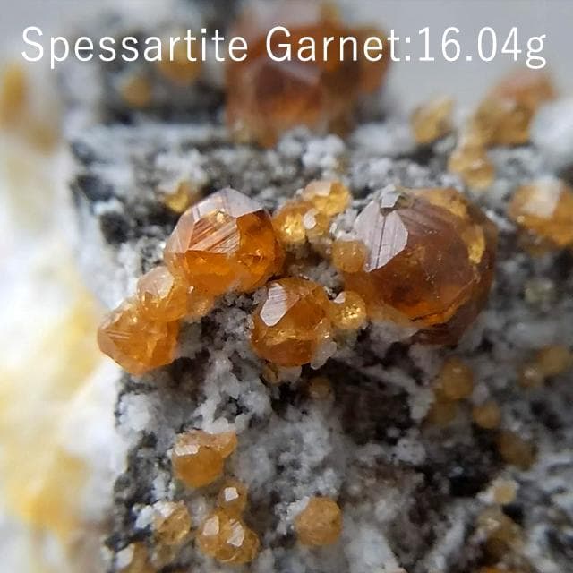 16.04g　ガーネット　母岩付き　スペサルタイト　共生鉱物　鉱物標本