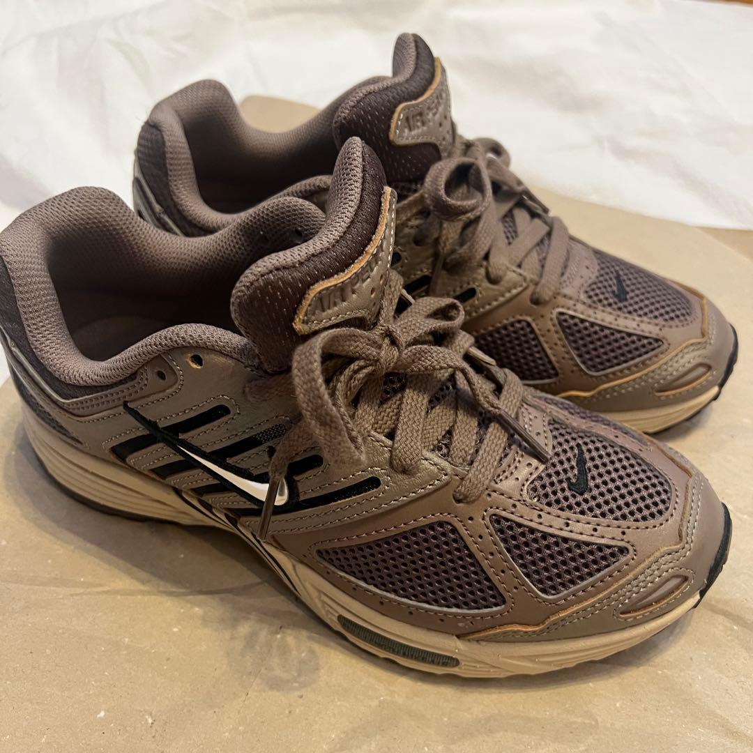 新品_Nike V2K RUNモカベージュスニーカー