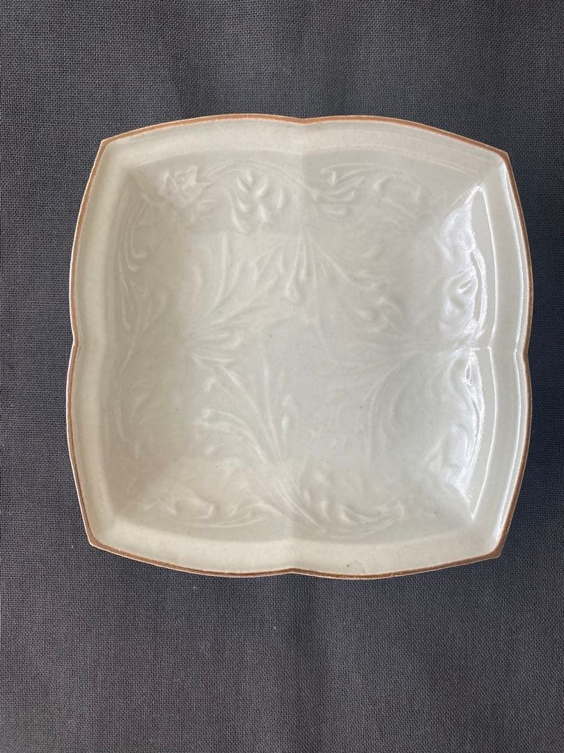 浜野まゆみ　白瓷陽刻四弁皿