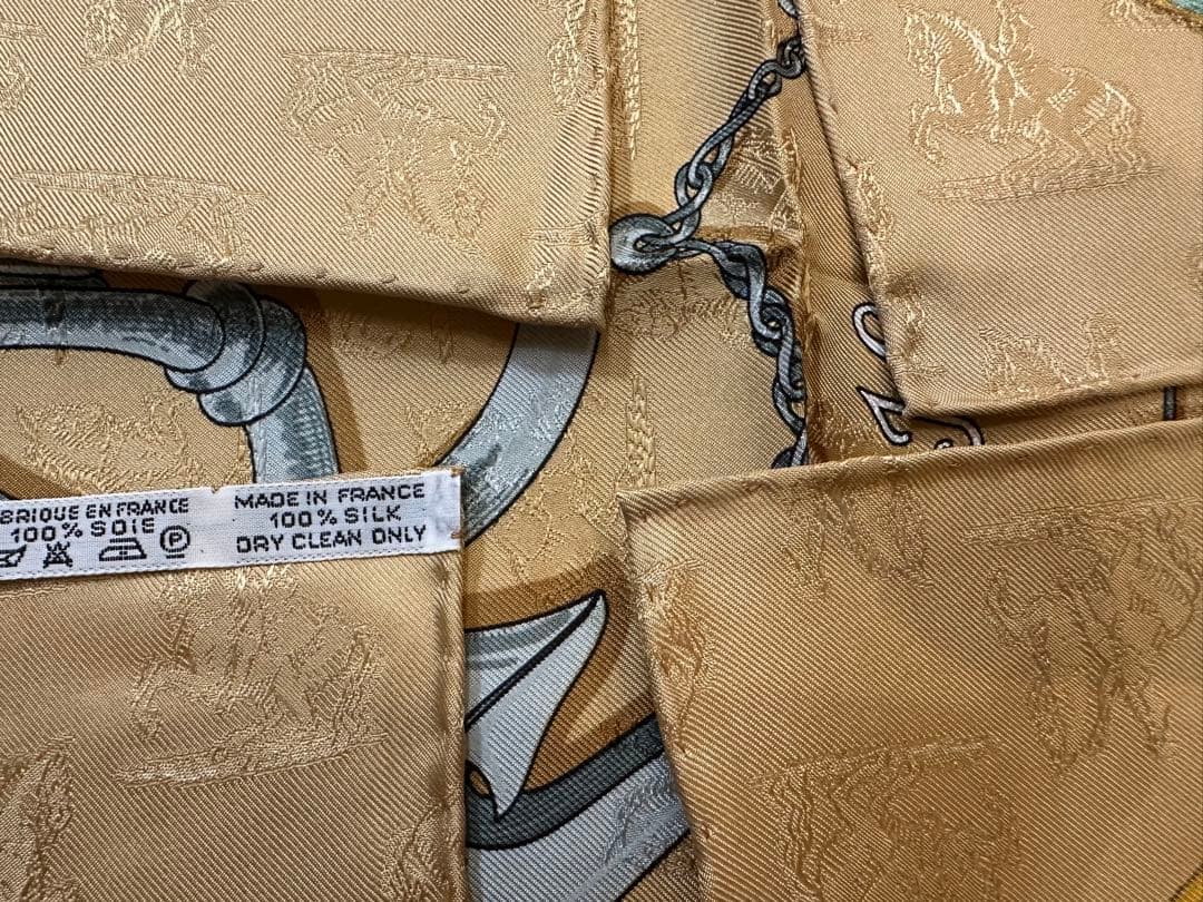 HERMESエルメス　カレ　スカーフ