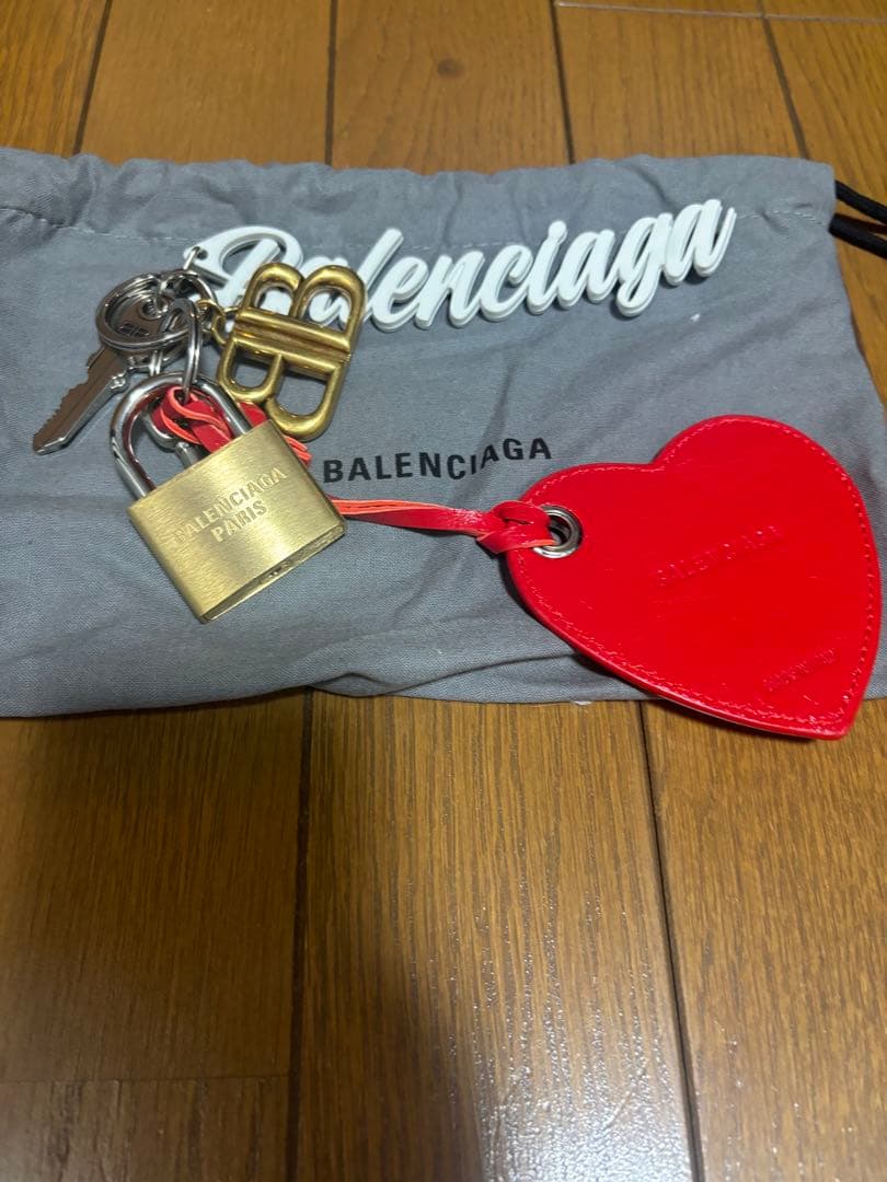 BALENCIAGA ハート型キーホルダー チャーム