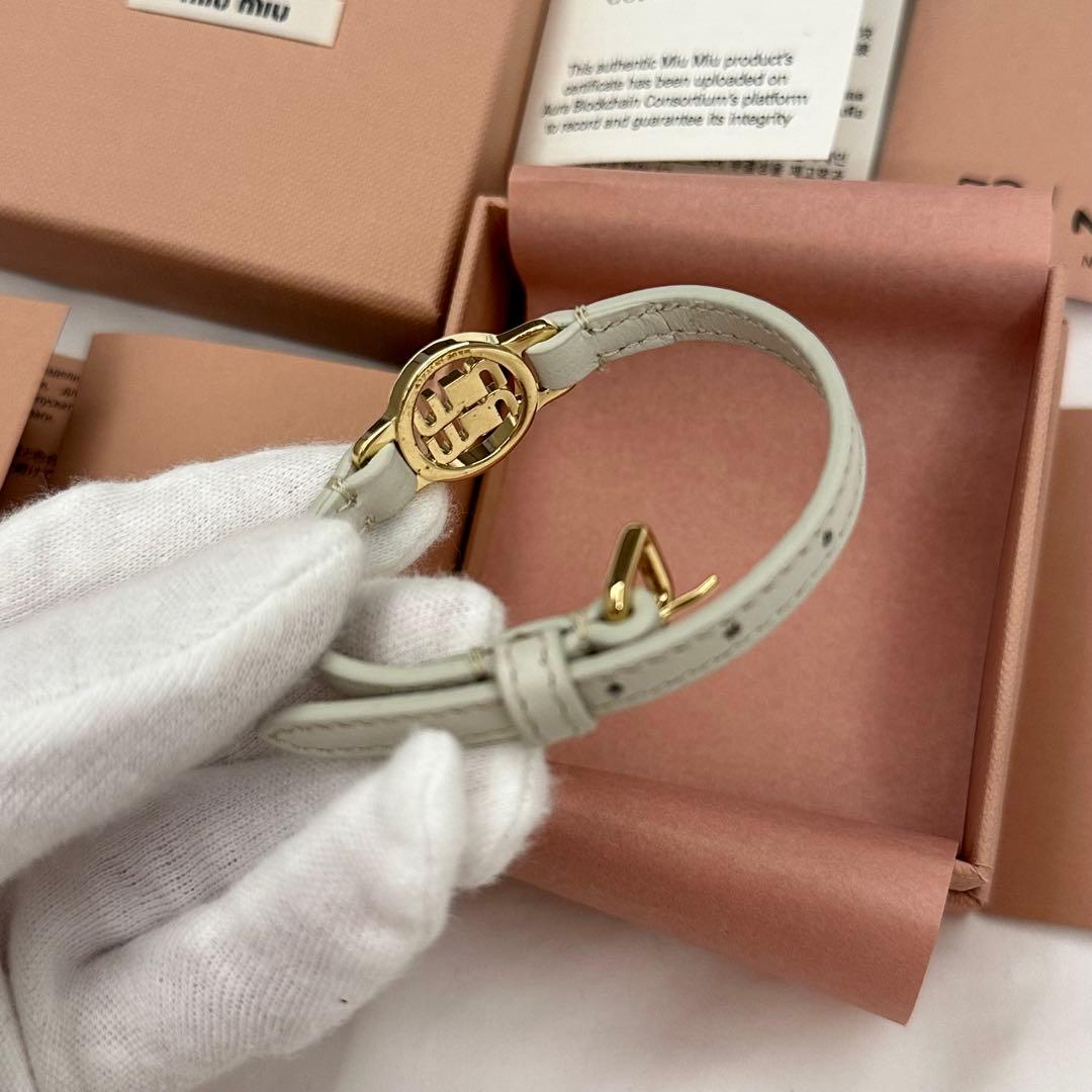 【新品】 miumiu マドラスレザー ブレスレット ラインストーン 白