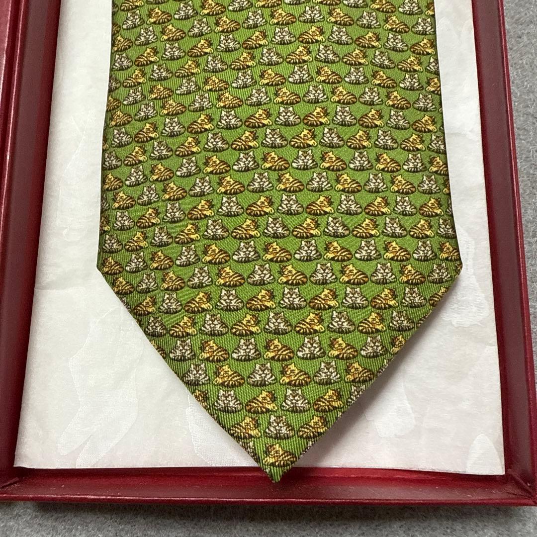 未使用タグ付　サルバトーレフェラガモ　ネクタイ　緑　猫　動物柄