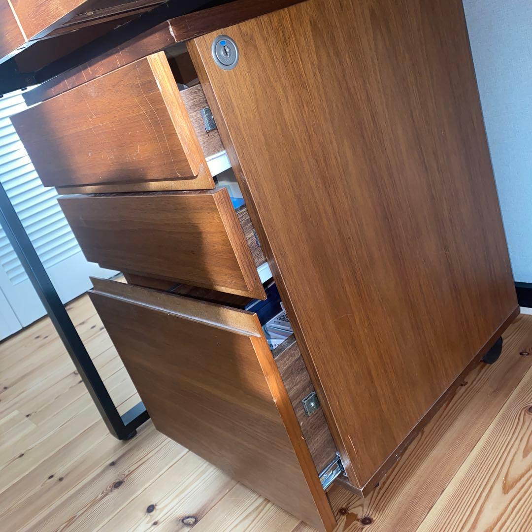 スタイリッシュな学習机　モダン　北欧風