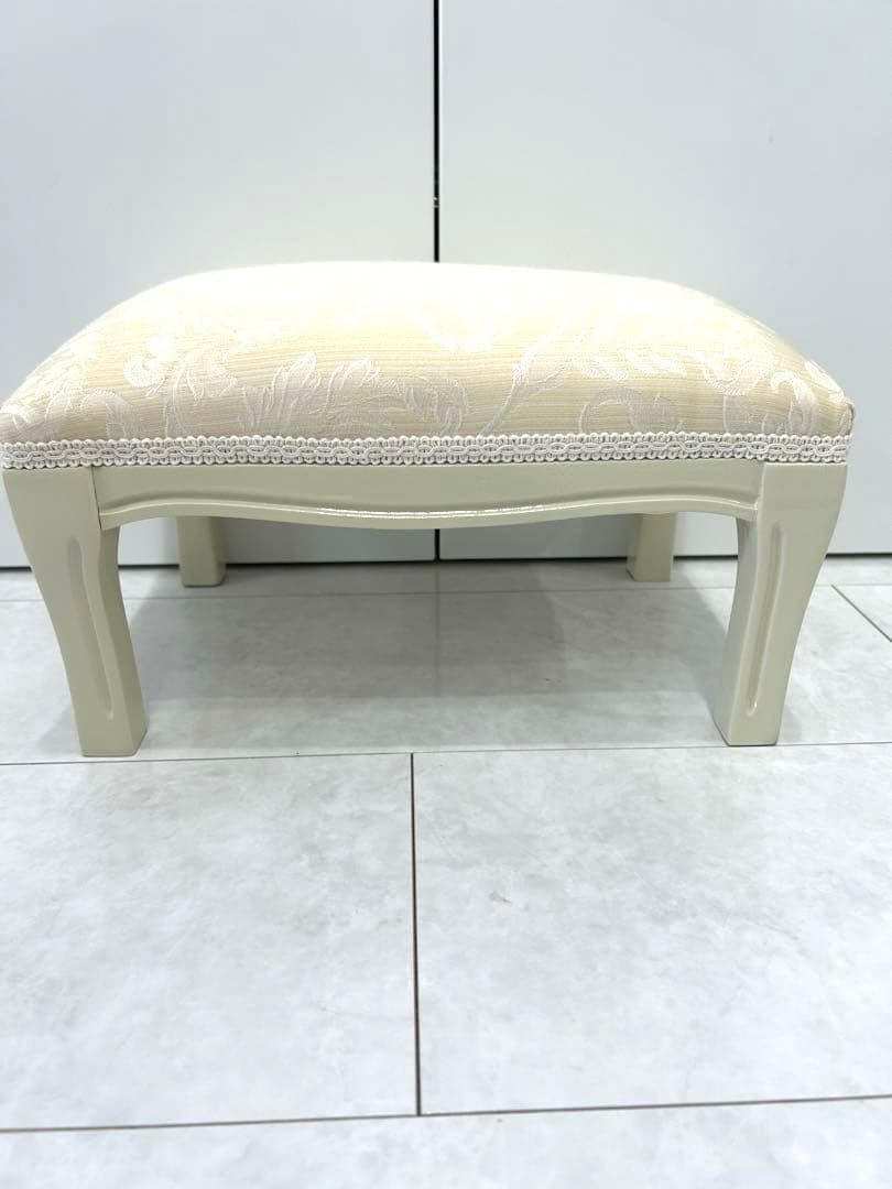 イタリアフットスツール　猫脚ホワイトベージュ　W34✖️D23.5✖️H20.5cm