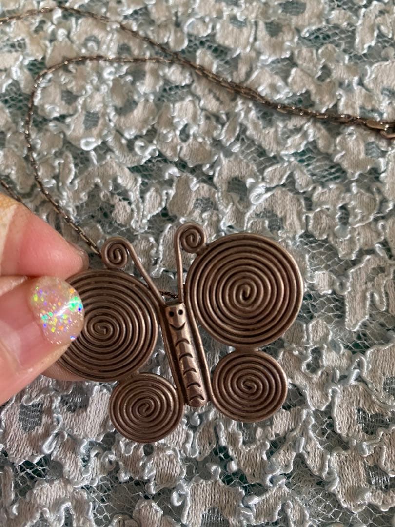 カレンシルバー蝶型ペンダント 渦巻きデザイン