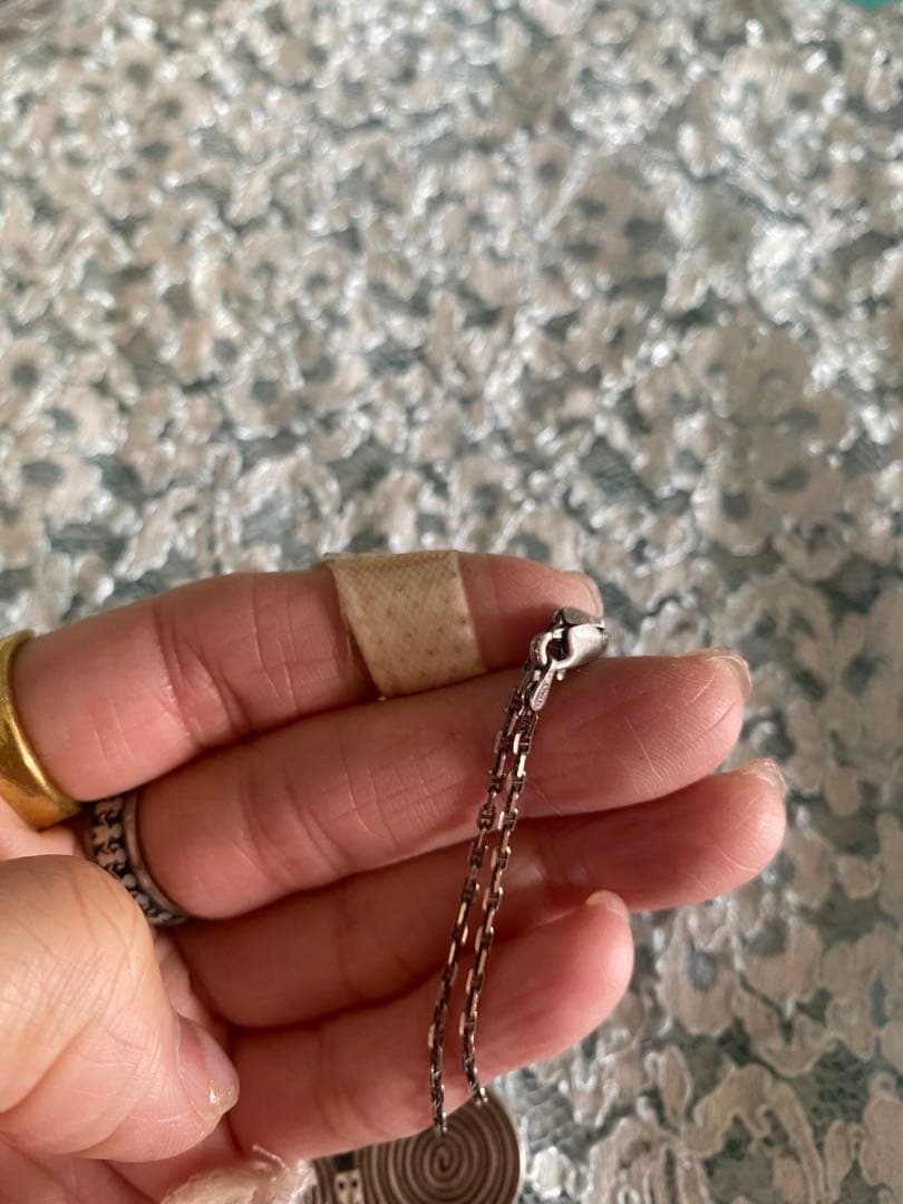 カレンシルバー蝶型ペンダント 渦巻きデザイン