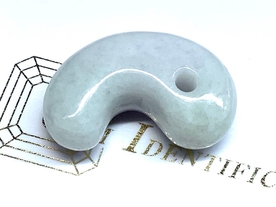 ✳粋の逸品‼️珍しい多彩色‼️糸魚川翡翠勾玉　数少ない1点 お守りに鑑定機関鑑別書