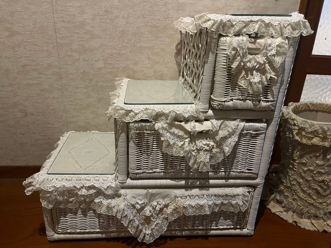 さえら　ラタン　レース装飾のホワイトラタン収納ボックス