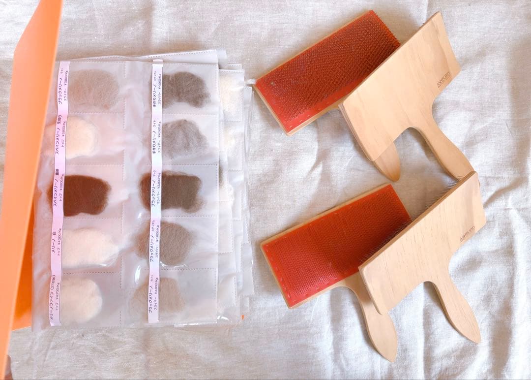 アシュフォード　スチューデントハンドカーダー　③細目と荒目セット＆羊毛見本一覧