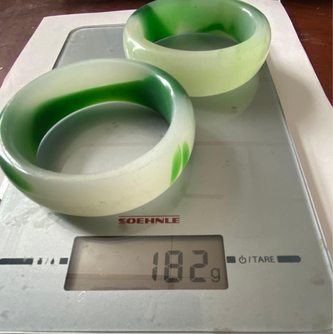 玉の腕輪二つ　綺麗なヒスイ　入手困難