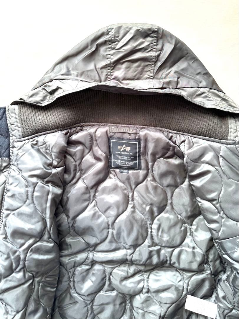 アルファインダストリーズのフライトジャケット（ダークグレー）