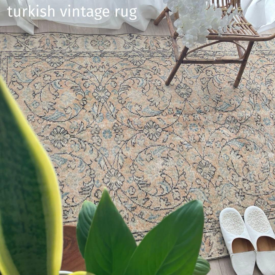 囲みコーラルベージュ✳︎111×211 フローラル　ブルー　トルコヴィンテージラグ