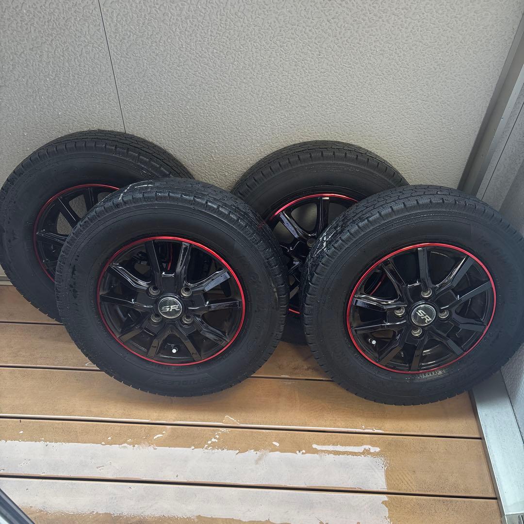 ヨコハマのスタッドレスタイヤ・12インチホイール・ナットのセット