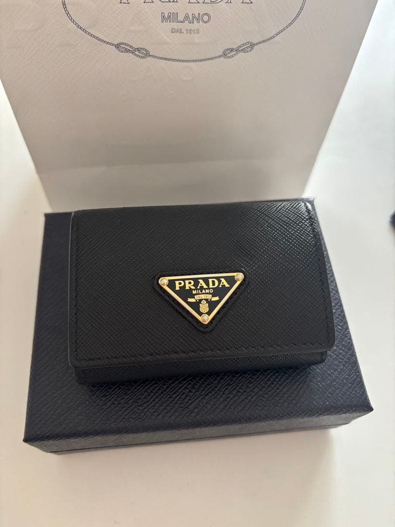 PRADA サフィアーノレザー三つ折り　ミニ財布　ブラック