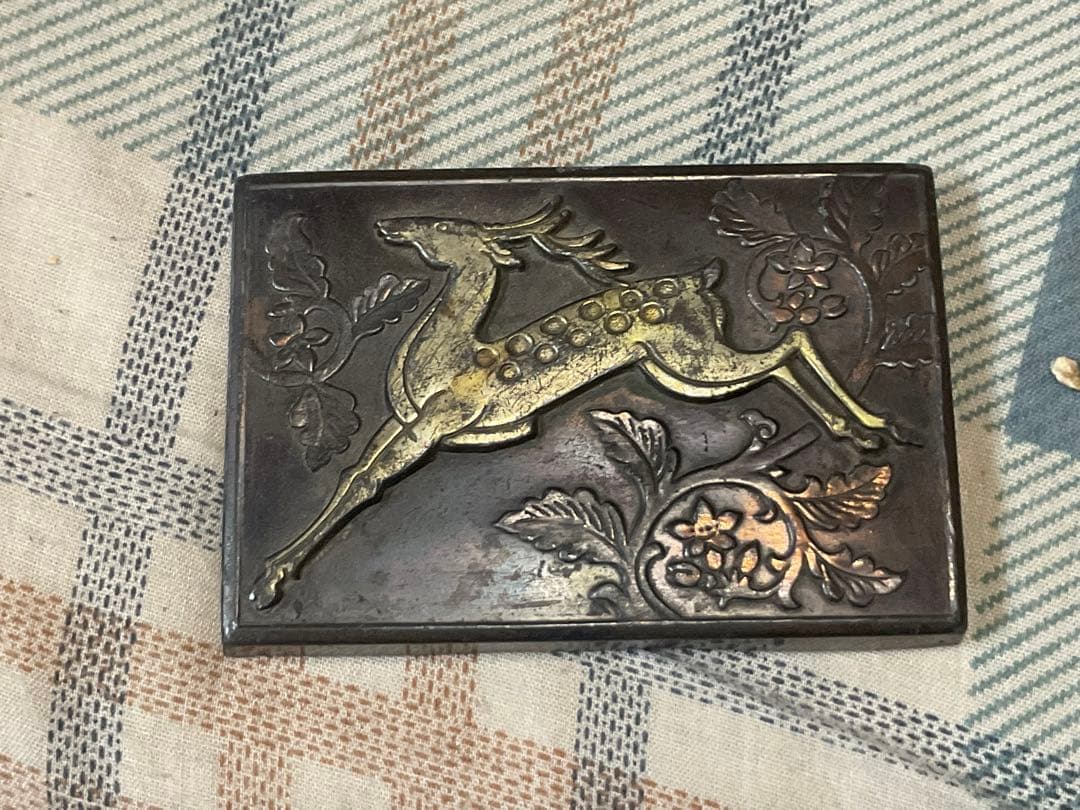 鹿の描かれた灰皿と、南部鉄瓶分福茶釜のライター。【昭和ノスタルジー、素材アルミ】
