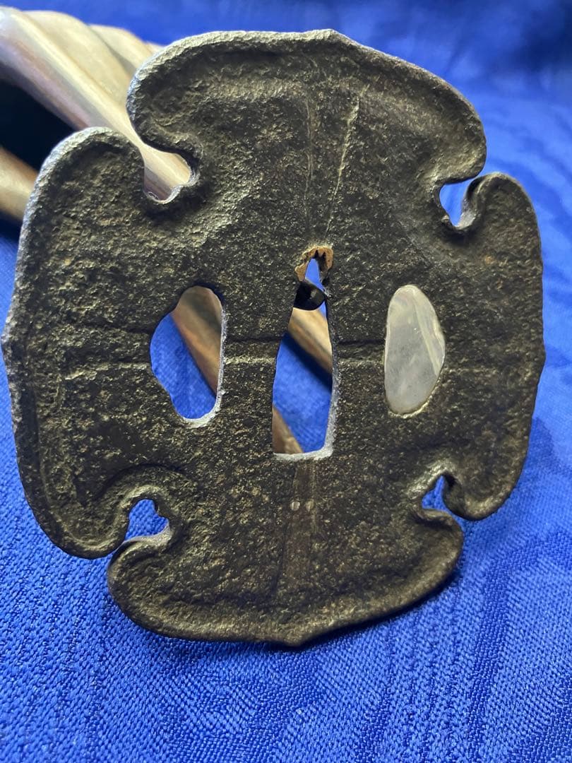 太刀鍔　鍔　日本刀　時代物　銀象嵌　鉄鍔