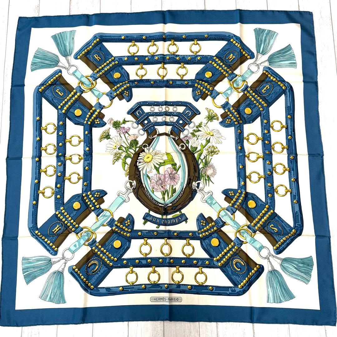 HERMES エルメス　カレ90 シルクスカーフ 「aux champs」ブルー