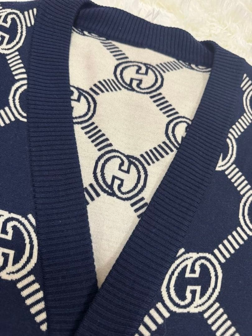 グッチ　リバーシブル　ベージュ　ネイビー　ニットカーディガン