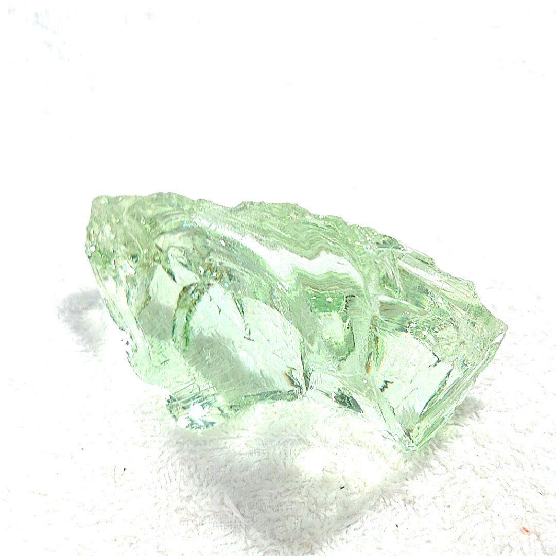 ☆安らぎと平和の象徴☆アンダラクリスタルピスタチオグリーン☆天然ガラス 107g