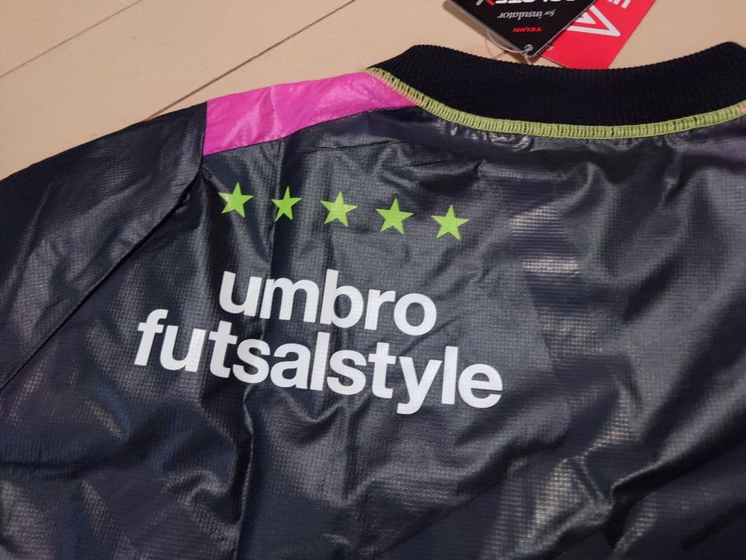 【 umbro 】タグ付き未使用 中綿 ピステセットアップ