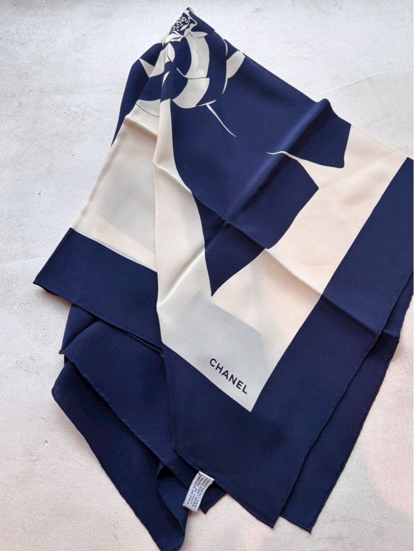 【極美品】CHANEL シルクスカーフ カメリアデザイン クリーム＆ネイビー